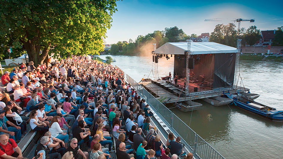 ulmer-flussbuehne-schwimmt-auf-dem-wasser-der-donau