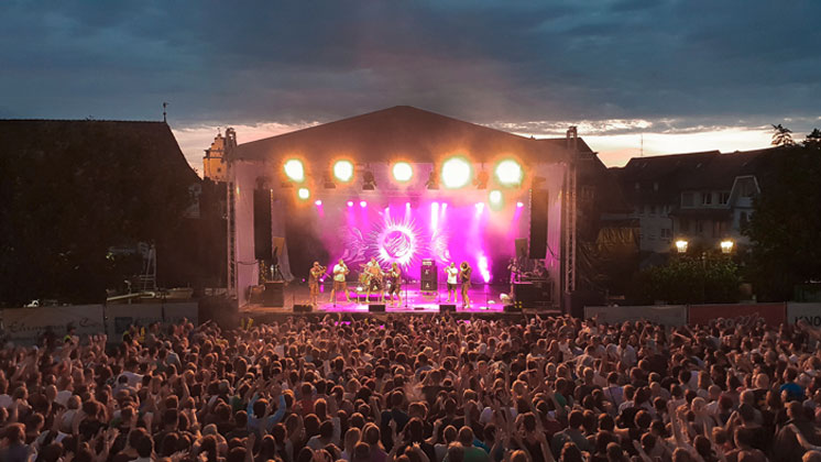 open-air-festival-mit-meschenmenge-bei-nacht