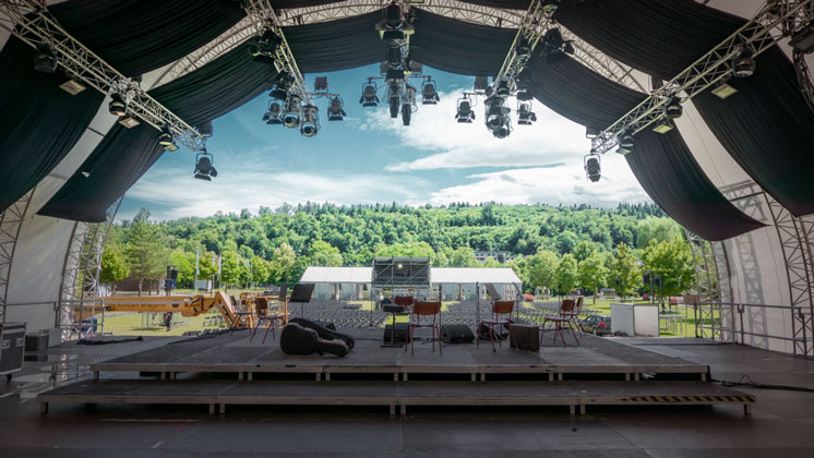 rundbuehne-heidenheim-backstage-beim-aufbau