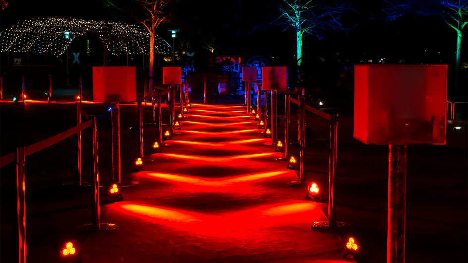 roter-teppich-der-legoland-jubilaeumsfeier-bei-nacht rot beleuchet