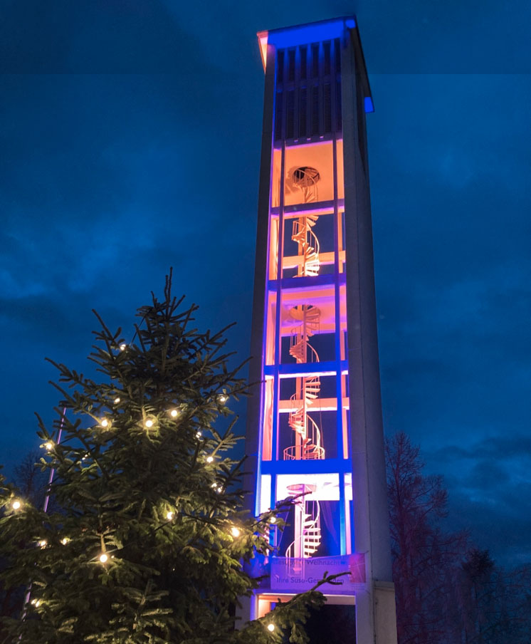 turm-weihnachtlich-beleuchtet