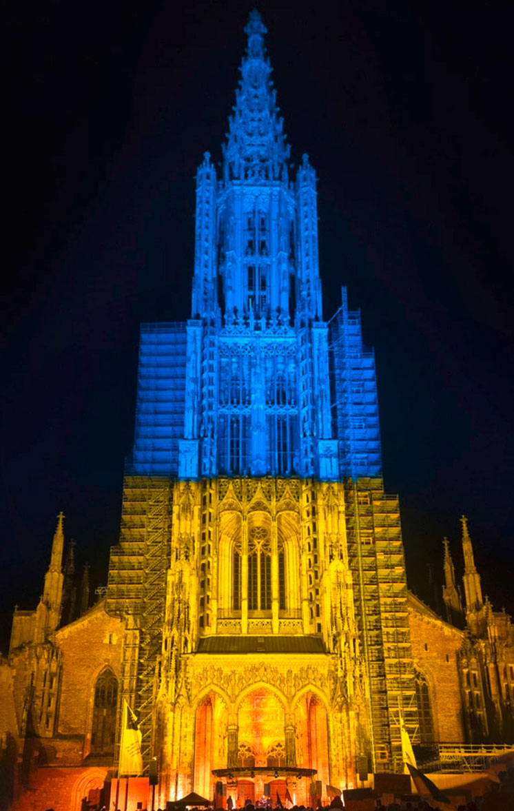 gazes-ulmer-muenster-zweifarbig-blau-gelb-beleuchtet