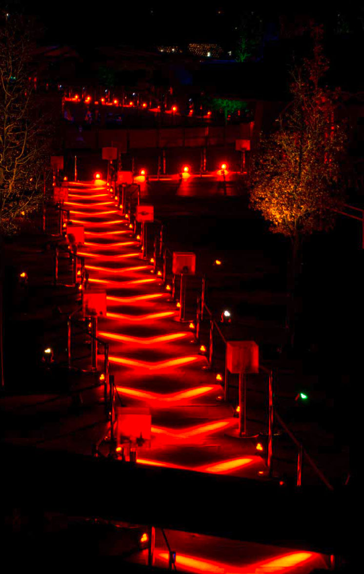 roter-teppich-bei-legoland-jubilaeumsfeier-rot-ausgeleuchtet