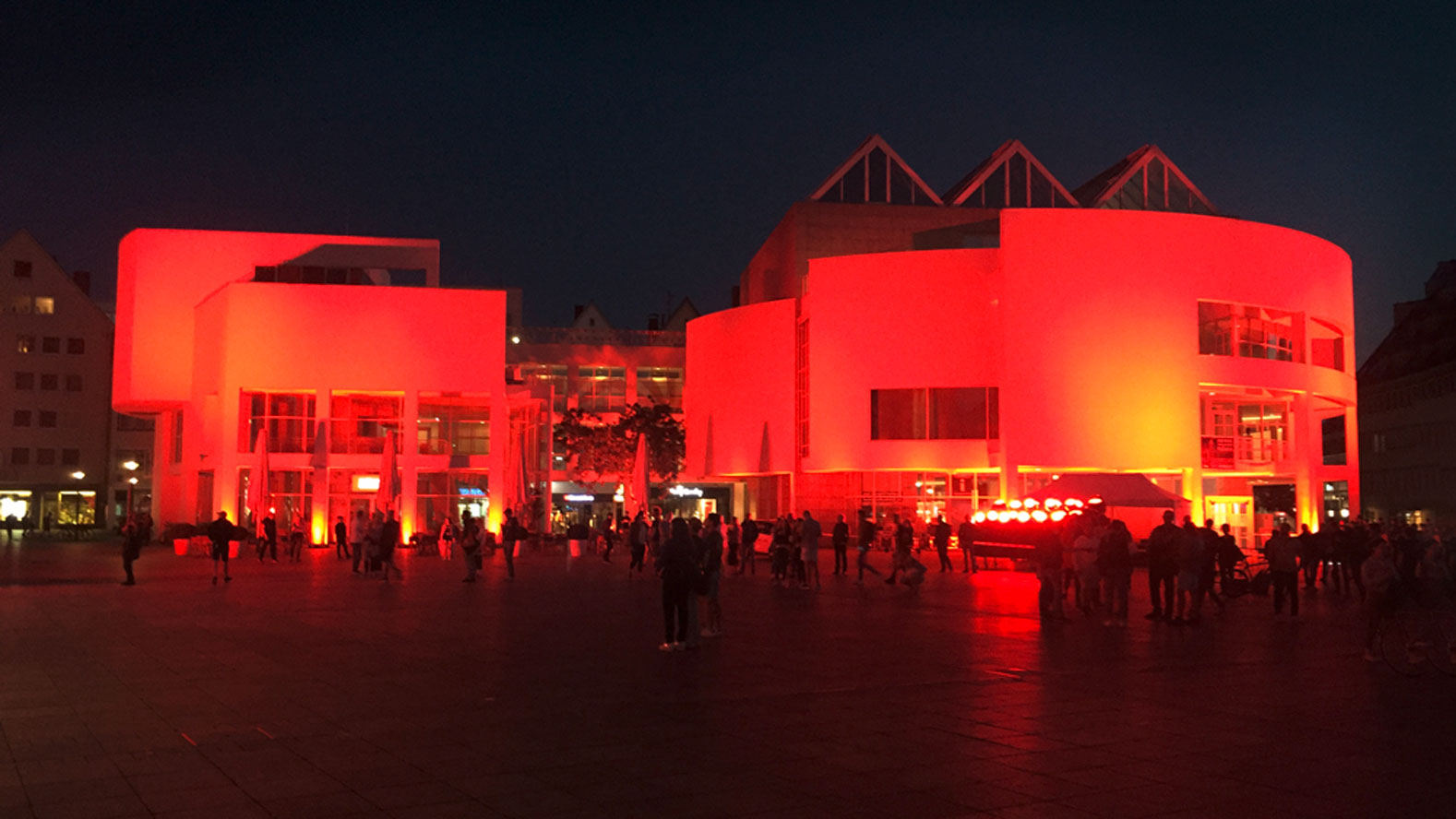 stadthaus-ulm-komplett-rot-beleuchtet