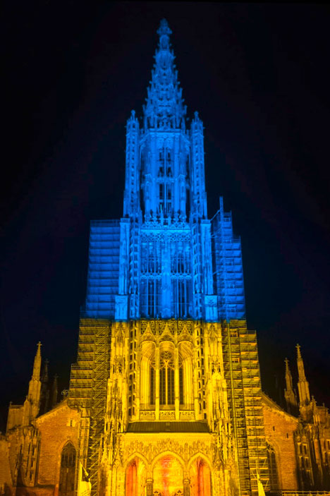 ulmer-muenster-zweifarbig-blau-gelb-beleuchtet